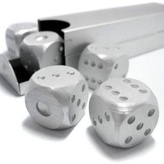 Aluminiowe kostki w opakowaniu do gry