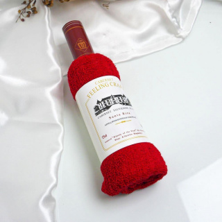 Ręcznik w opakowaniu prezentowym butelka wina  - czerwony