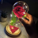 Świecąca róża w szklanym wazonie
